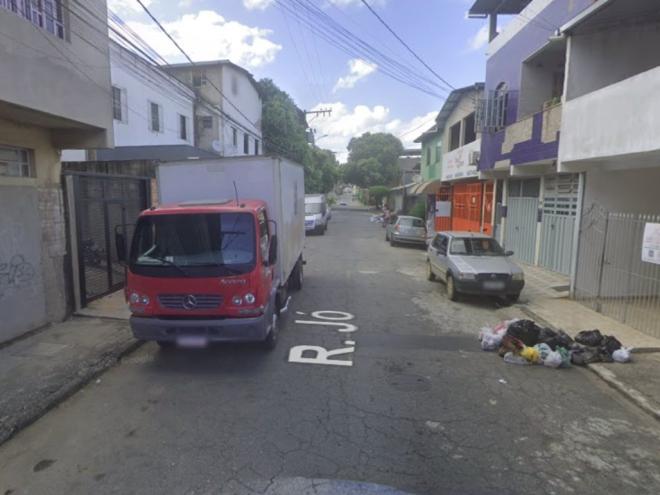 Os disparos de arma de fogo foram dados contra uma casa localizada nesta rua