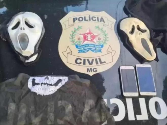 Materiais apreendidos com a influenciadora valadarense investigada por estimular ataques em uma escola pública 