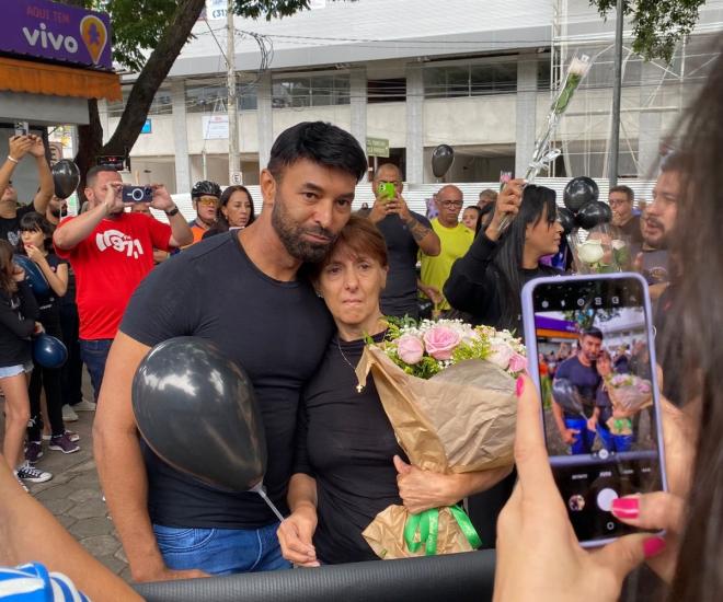 Familiares acompanharam manifestação; na foto, a mãe e o irmão de Caio 