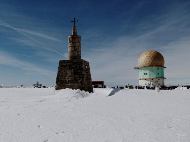 No ponto mais alto da cordilheira, está localizada a Torre da Serra da Estrela com altitude máxima de quase 2.000 metros
