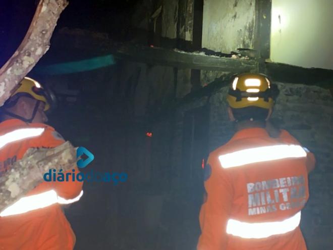 Os bombeiros, após finalizarem os trabalhos, isolaram a residência que ficou danificada pelo incêndio