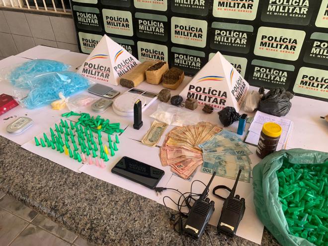 Mandados de prisão foram cumpridos e dinheiro, munição e entorpecentes recolhidos 