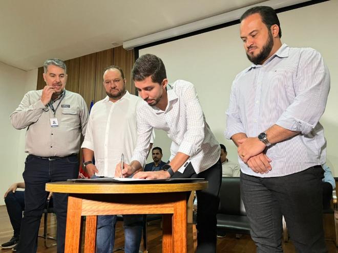O prefeito de Ipatinga, Gustavo Nunes, assinou um contrato simbólico entre a administração municipal e a Fundação São Francisco Xavier