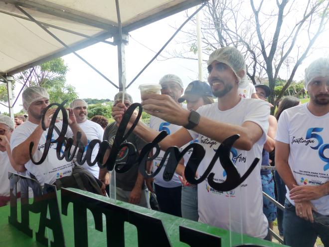 O prefeito Gustavo Nunes participou da distribuição dos bolos no pote