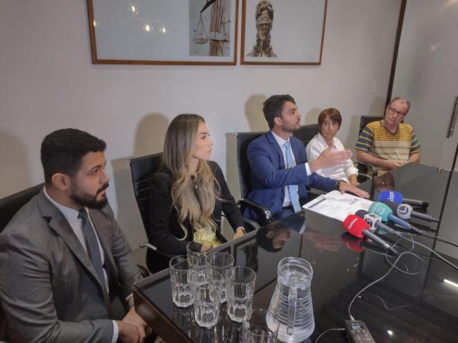 Os advogados, Renato Schwartz, Marina Suda e Ignácio Barros, com os pais de Caio, Rewter e Arlete 
