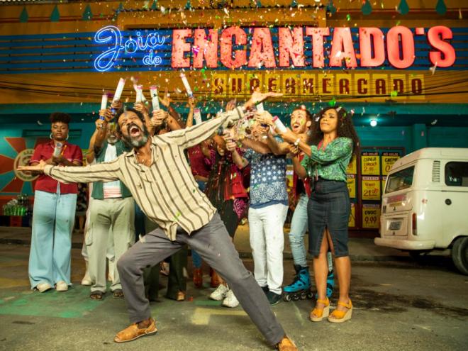 Série deve repetir o mesmo sucesso na TV aberta que conquistou no streaming.