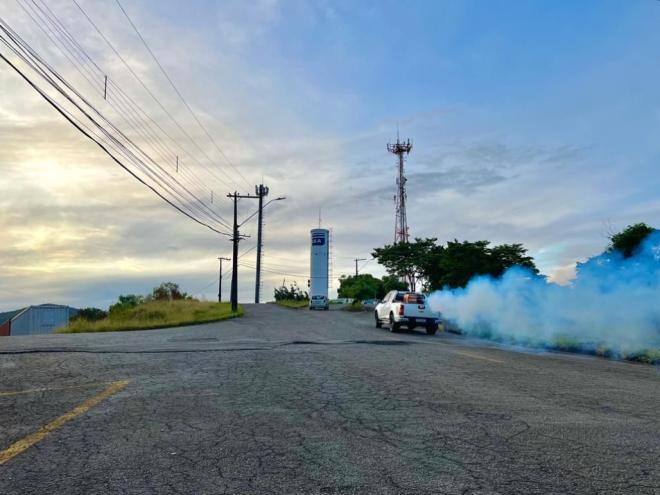 Os moradores dos bairros em que a pulverização será realizada devem deixar as janelas abertas quando o carro estiver passando pela rua 