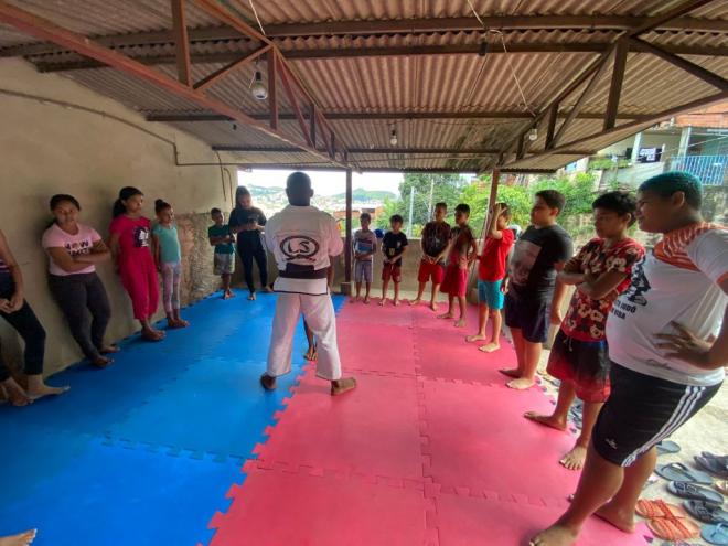 Desde janeiro deste ano, 20 crianças têm aulas de Jiu-jítsu com o professor Natanael Mariano 