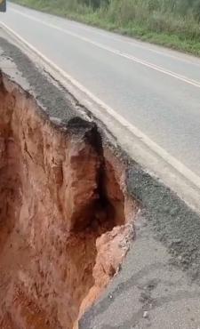 A margem direita da pista, para quem trafega sentido a Ipatinga, já desmoronou por causa da erosão    