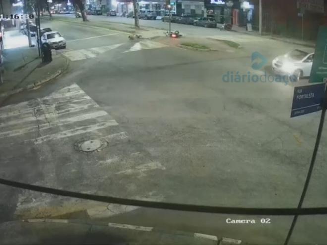 O momento que o motociclista cai no canteiro central, depois de atingir o carro no cruzamento da avenida Macapá com a rua Fortaleza