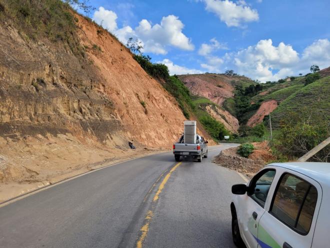 Motoristas são obrigados a invadir a contramão pra desviar do perigo 