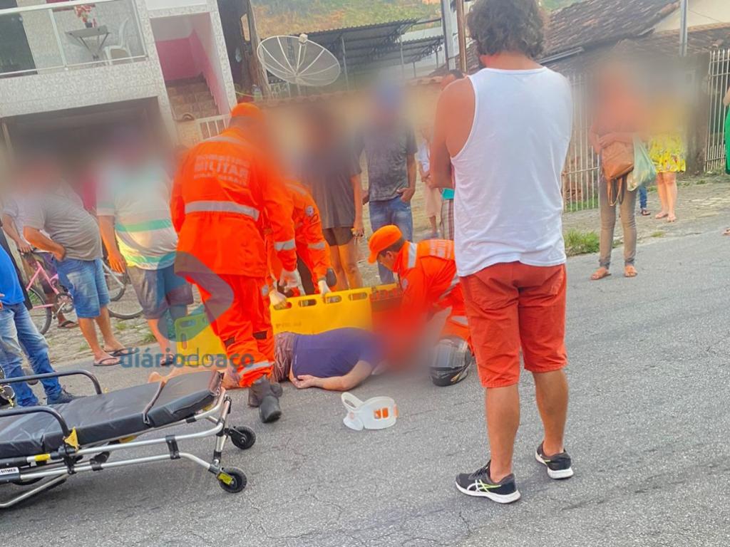 Bombeiros socorreram o motociclista e o levaram para o hospital, mas ele já chegou na unidade sem vida 