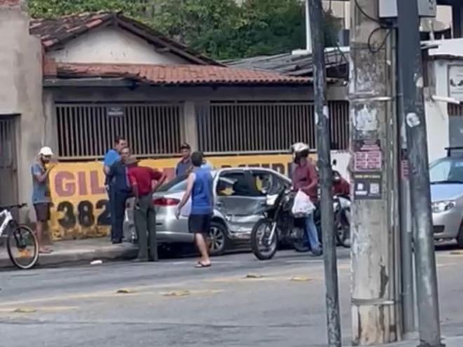O outro veículo envolvido no acidente, um Siena de cor prata, ficou com a lateral danificada 