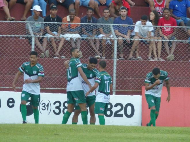 O Palmeiras saiu em vantagem em duas oportunidades e cedeu o empate num confronto de alto nível