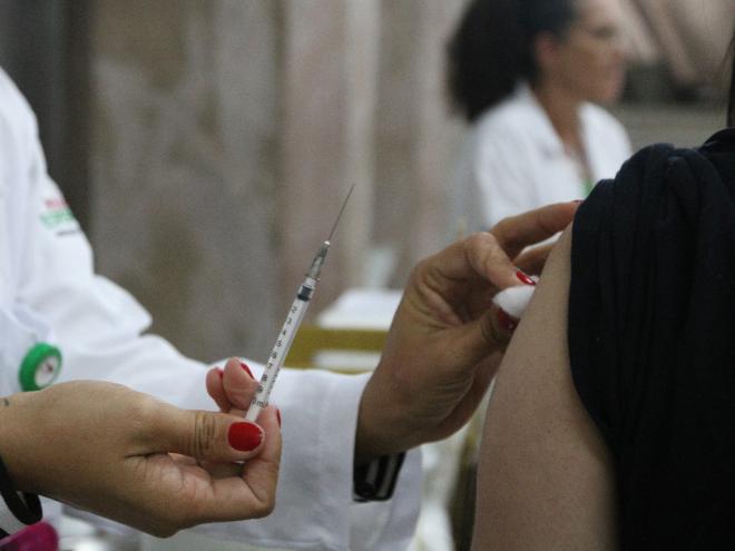 Segundo Flávio, a vacinação é a melhor estratégia para não voltarmos ao período difícil já vivido 