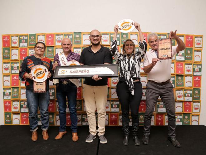 Representantes dos três primeiros colocados: Bar do Paulinho foi o terceiro colocado, Galpão - primeiro e Coronel Beer, segundo colocado