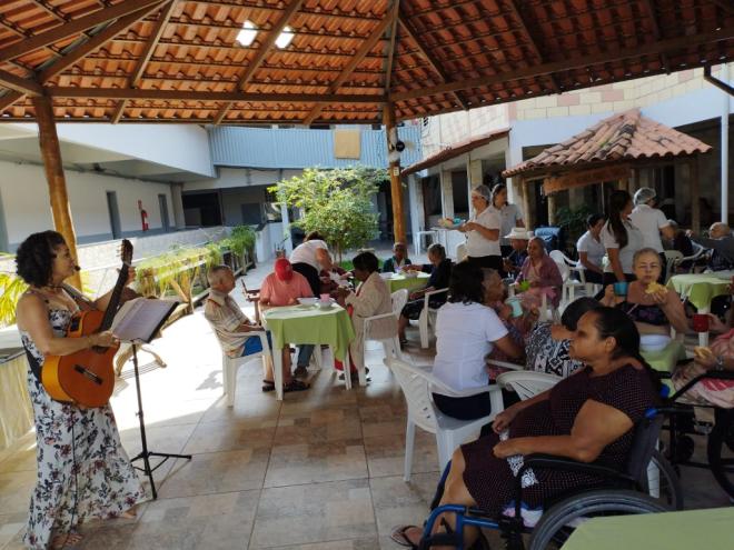 As tardes musicais são realizadas para alegrar o ambiente com música e dança 