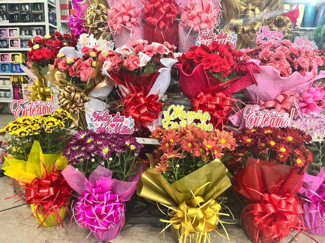 Na floricultura Eskina Flores, já tem cliente fazendo as encomendas para garantir as flores para alegrar o dia da mamãe 