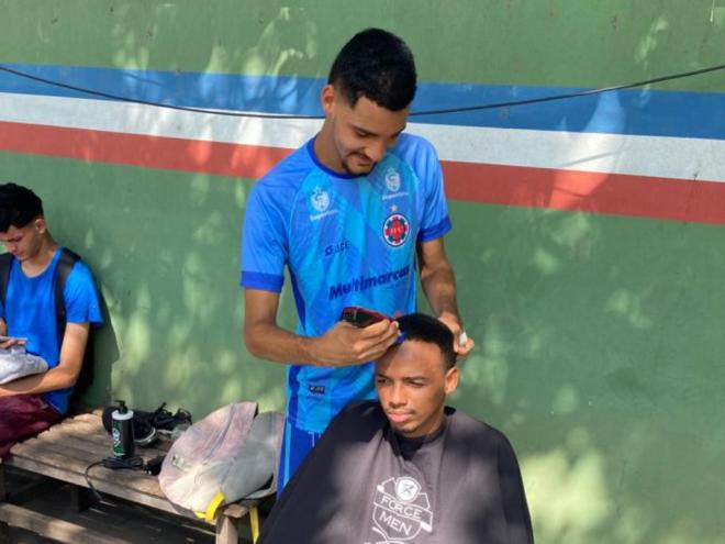 O ''barbeiro'' Leonardo é o lateral e o ''cliente'' Leandrinho será o atacante do Tigre neste jogo de estreia