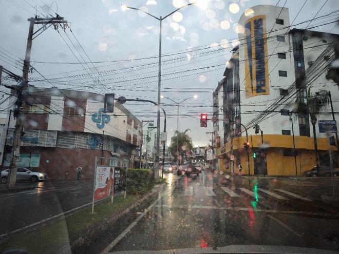 Frente polar trouxe chuva de fraca intensidade nesta sexta-feira e deixa o tempo com nebulosidade 