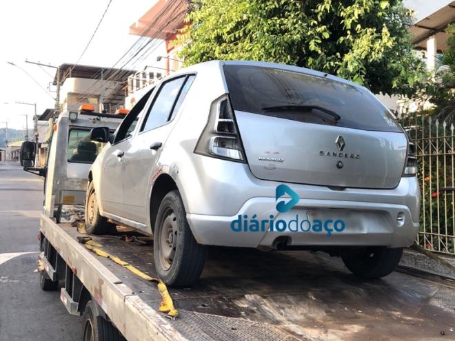 O carro em que se encontrava o casal que mora na região de Belo Horizonte