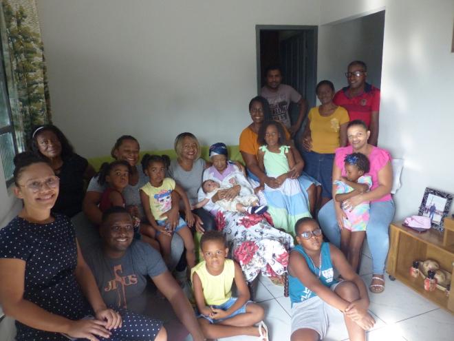 A matriarca com parte da família, que é composta por 14 filhos, 27 netos, 49 bisnetos e nove trinetos