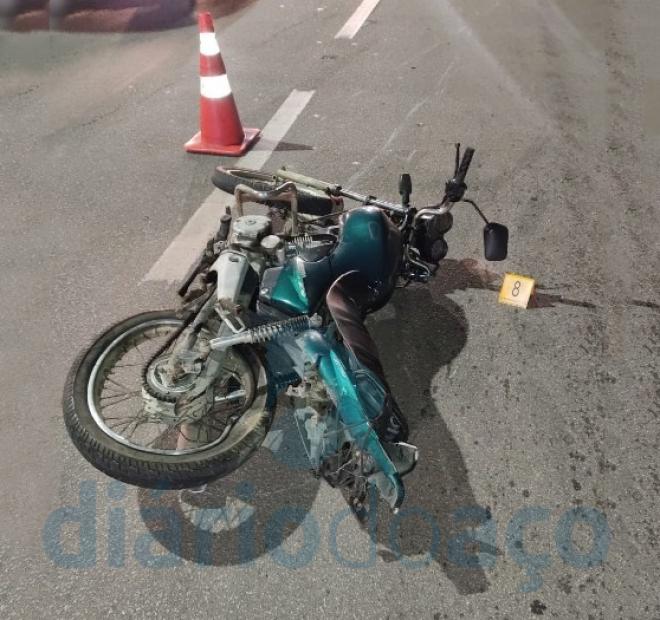 Motocicleta da vítima foi atingida na traseira; homem foi socorrido em estado grave com múltiplas fraturas 