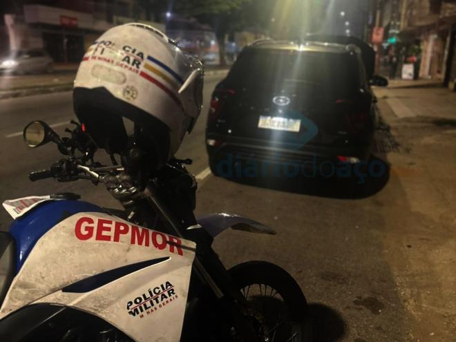 Carro foi parado por policiais militares, que descobriram indícios de adulteração nos sinais de identificação do veículo
