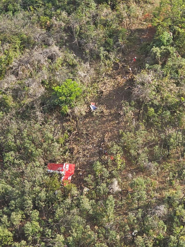 Imagem aérea mostra que, ao cair, aeronave abriu uma clareira em meio à vegetação