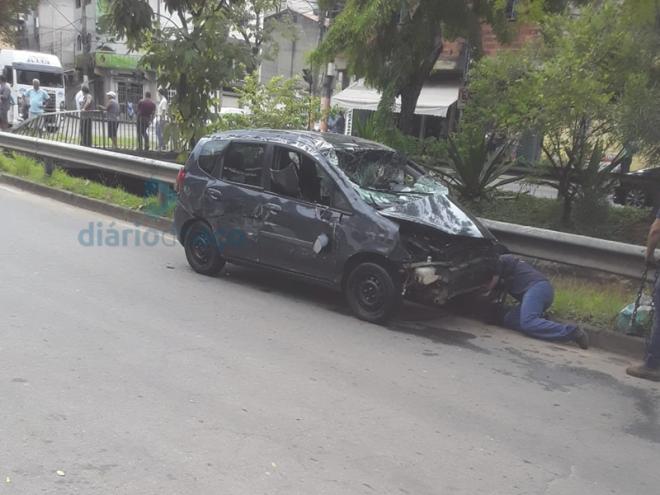 O carro foi retirado da galeria por um guincho no fim da manhã desta segunda-feira