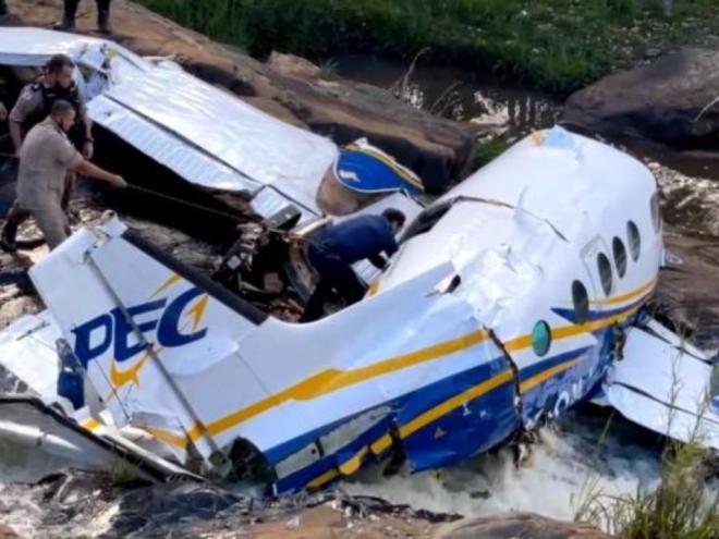 Avião caiu ao se aproximar do aeroporto de Ubaporanga, cidade vizinha ao local onde cantora faria show