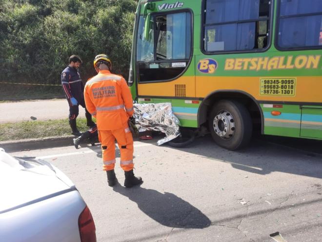 Com o impacto, a moto e o condutor foram parar debaixo da parte da frente do ônibus