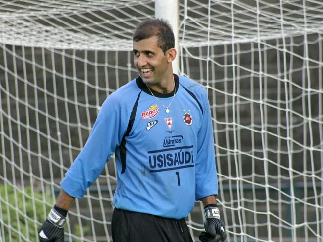 Recordista de jogos pelo Ipatinga, Rodrigo Posso fixou residência na cidade e comanda a sua escola de futebol, com centenas de alunos