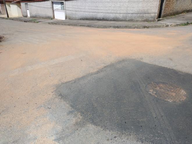 A intervenção na rede foi feita e o local tapado com asfalto, mas a sujeira da quebradeira ainda está na rua há quase 20 dias 