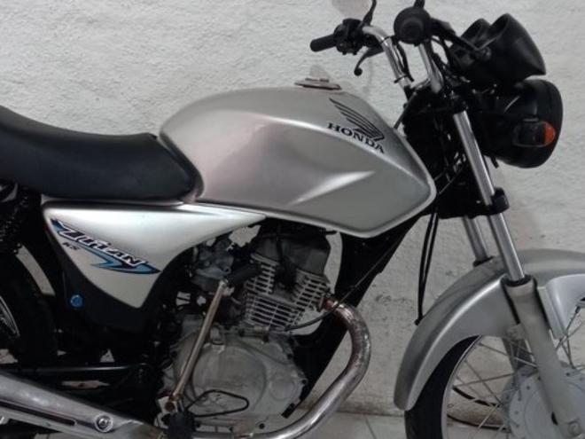 A motocicleta foi anunciada por R$ 6.000