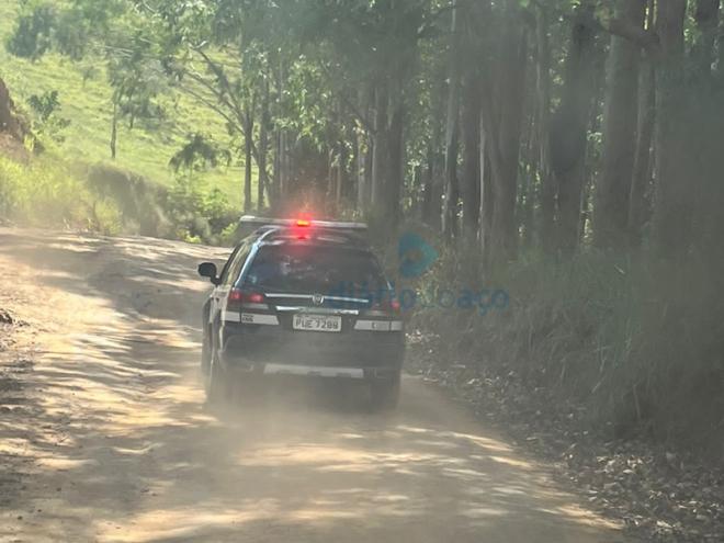 As equipes policiais realizaram buscas para prender o autor do homicídio