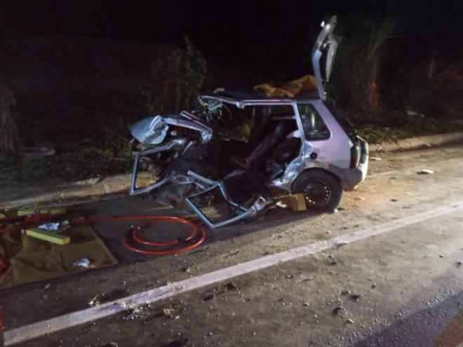 Dois dos ocupantes do Fiat Uno saíram com ferimentos; condutor ficou preso às ferragens 