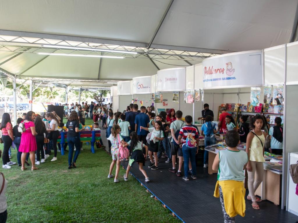 A feira ganhou mais espaço e reúne as principais editoras e distribuidoras de Minas Gerais