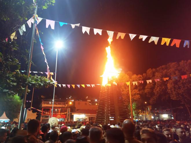 A fogueira deste ano terá, aproximadamente, 12 metros de altura