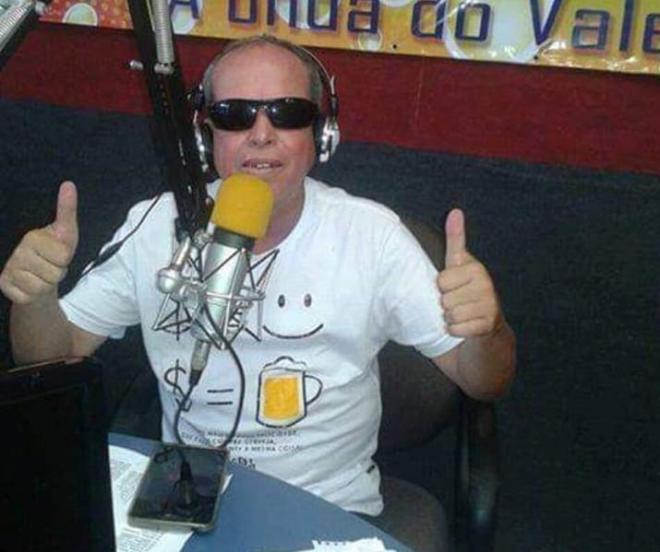 Robertinho Canhoto comandava com irreverência seu programa 'Domingão Brega' na rádio Tropical FM