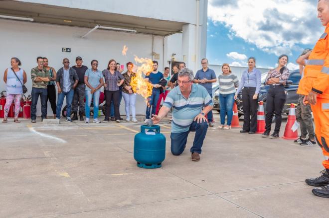 Trabalhadores da prefeitura são capacitados para enfrentar emergências e garantir a segurança no ambiente de trabalho