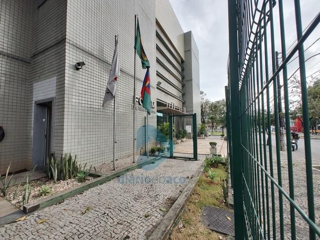 Justiça acatou denúncia e decretou a prisão preventiva contra o acusado, que está foragido