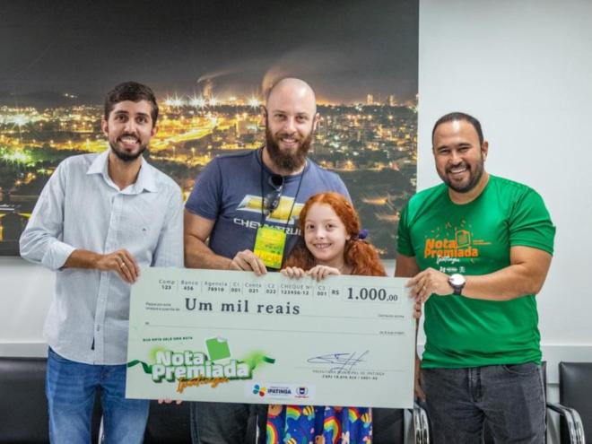 Ao todo, 13 felizardos receberam cheques de R$ 1 mil 