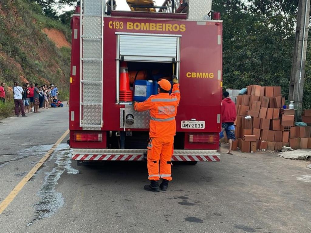 Os bombeiros foram acionados para fazer o resgaste do corpo em uma ribanceira 