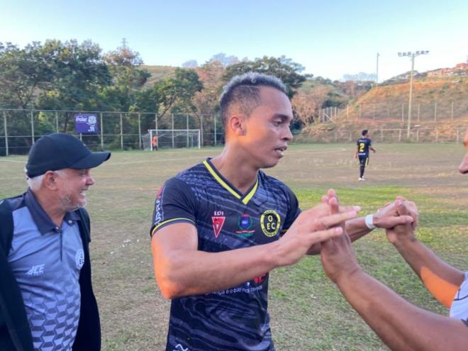 Romário fez o segundo gol de cabeça e comemorou junto à comissão técnica do Oriente