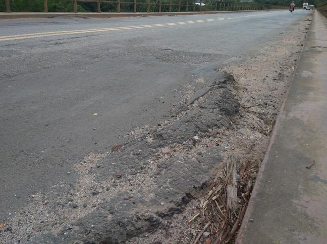 As ondulações na pista da ponte metálica aumentam cada vez mais  