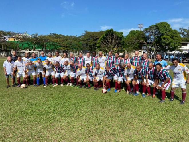 No segundo jogo da manhã de Enfavi, duas equipes reunindo jogadores dos anos 1980 e 1990