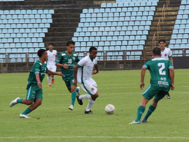 O veloz atacante Leonardo foi o autor do terceiro gol no triunfo do Tigre
