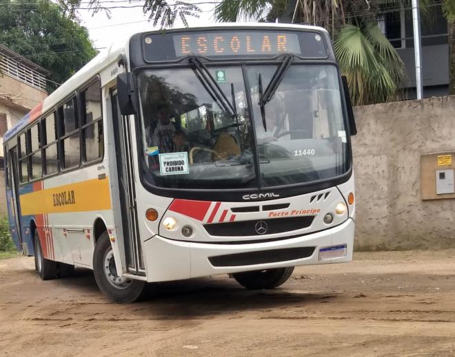 Os alunos são transportados do bairro onde moram, na Ilha do Rio Doce, até o local onde a escola está instalada, no vizinho Porto Seguro 
