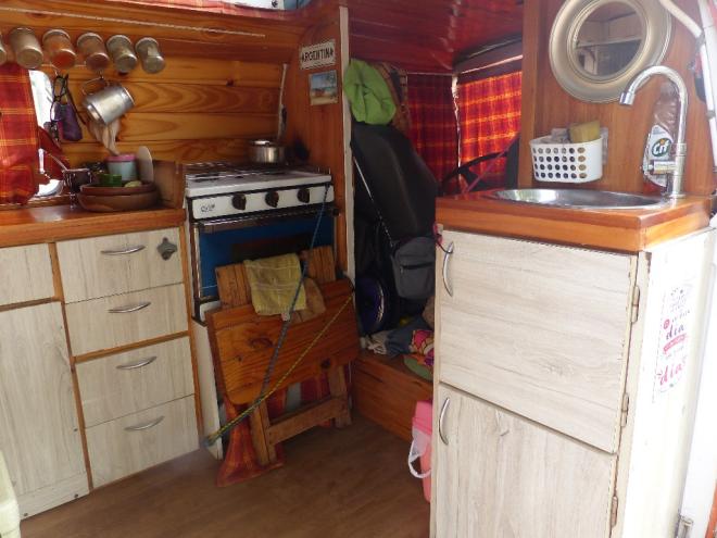 Dentro da Kombi adaptada, o casal dorme, cozinha e toma banho 